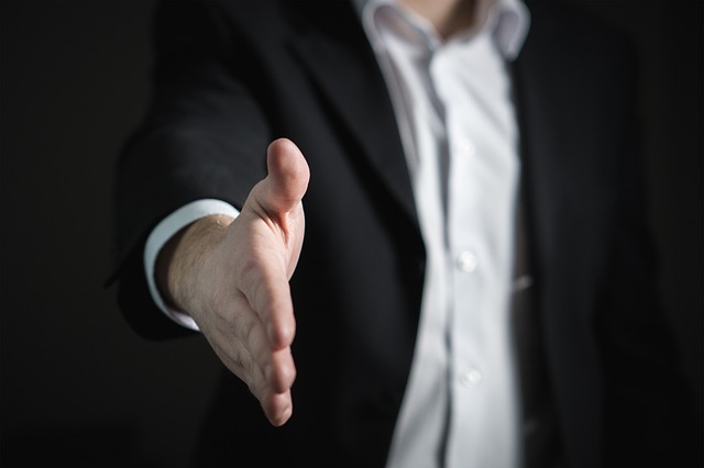 Uitgestoken hand ter kennismaking met Volop Energie