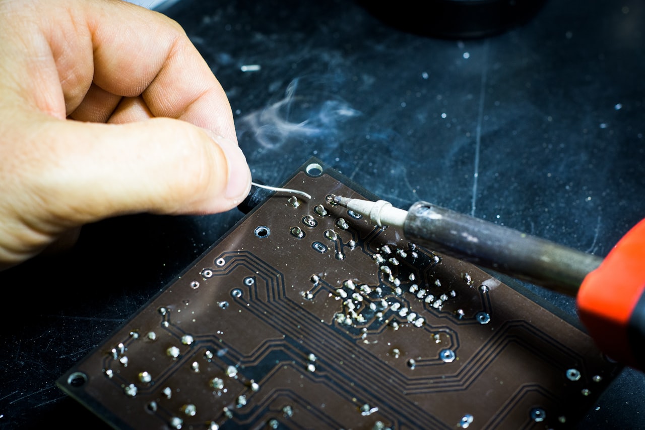 Het solderen van een elektronisch component ter illustratie van onze gedetailleerde kennis van onze ESS systemen